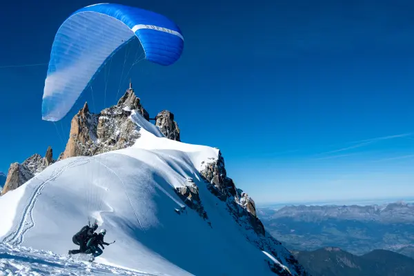 Vol en parapente depuis l'Aiguille du Midi.