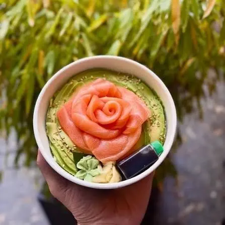 Bol de riz vinaigré garni de saumon et d’avocat.