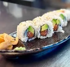 Maki inversé au saumon et à l'avocat