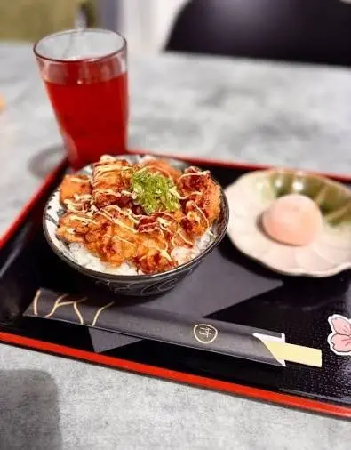 Menu enfant : un sirop, un tori katsu (poulet frit) et un mochi en des