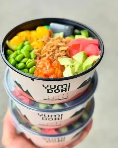 Poké bowl au saumon mariné : riz vinaigré, mangue, edamame, avocat, co
