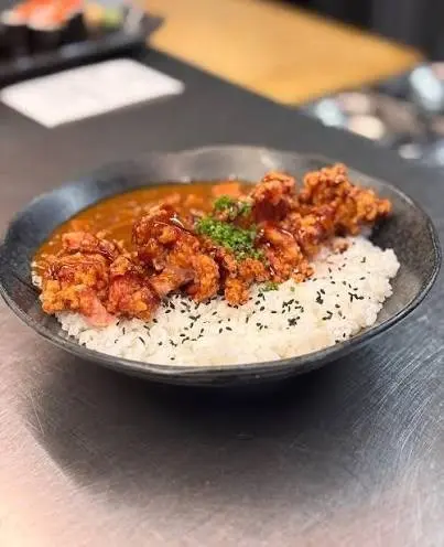 Curry japonais légèrement épicé, accompagné de poulet karaage mariné 