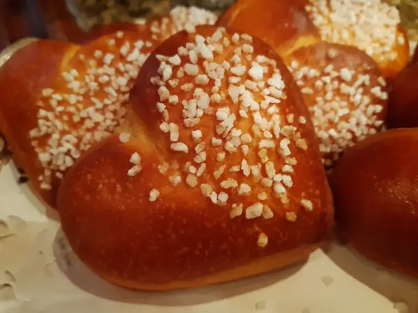 Petit-déjeuner au buffet salé/sucré avec des confections Maison
