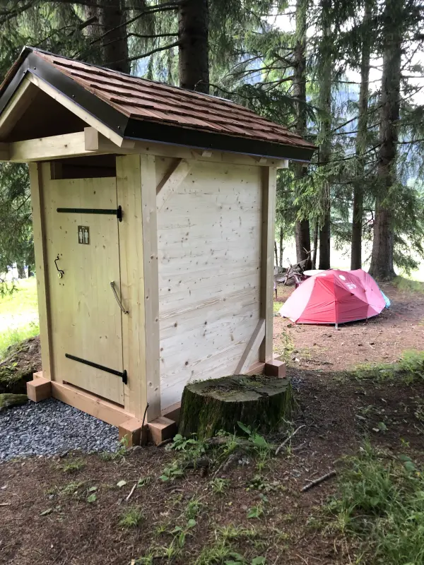 Situées dans le haut du camping