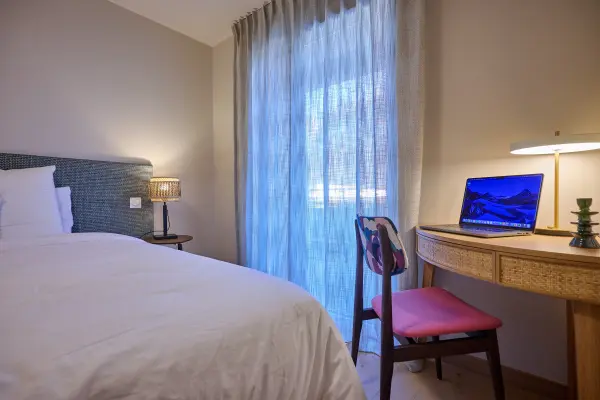 Chambre adultes + bureau