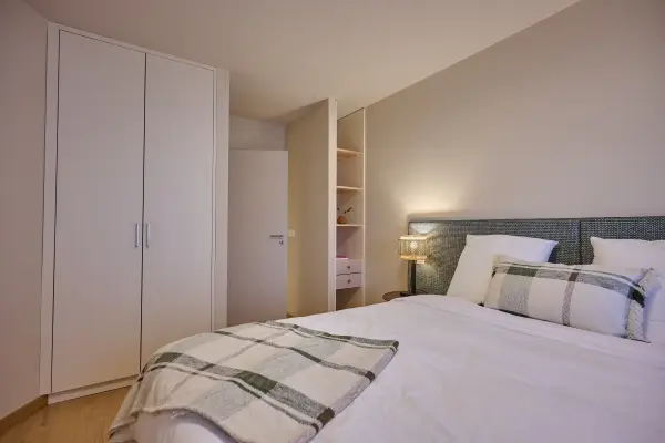 Chambre nombreux rangements