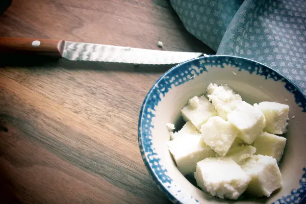 fromage frais maison dans un bol