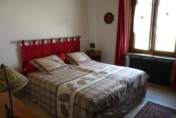 Appartement dans maison - 90m² - 3 chambres - Birraux Mireille
