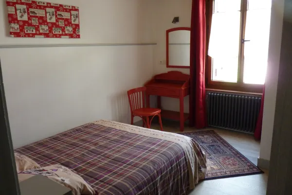 Appartement dans maison - 90m² - 3 chambres - Birraux Mireille