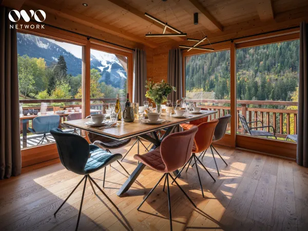 Salle à manger avec ses grandes baies vitrées donnant accès au balcon