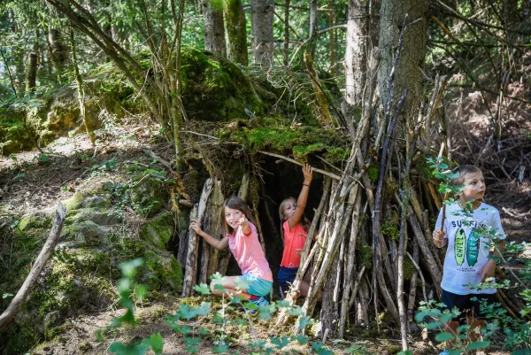 Activité montagne enfant 4-7 ans : Cabanes et chamallow