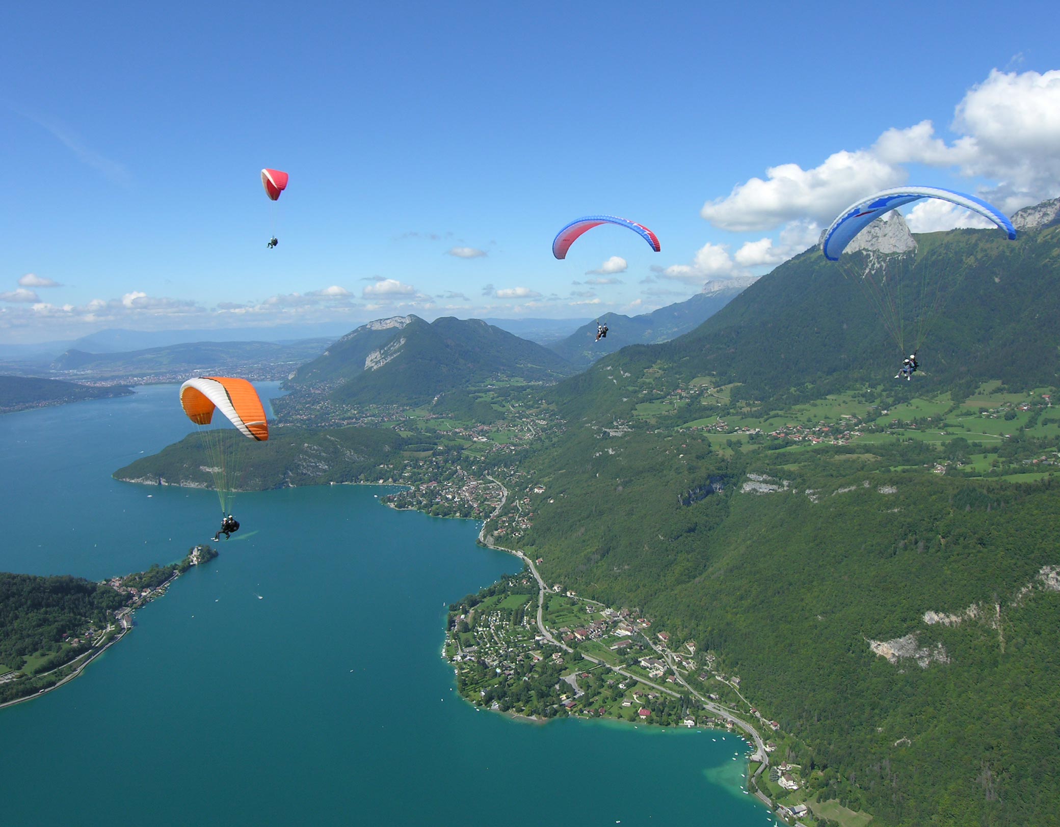 Parapentes au dessus du lac d'Annecy