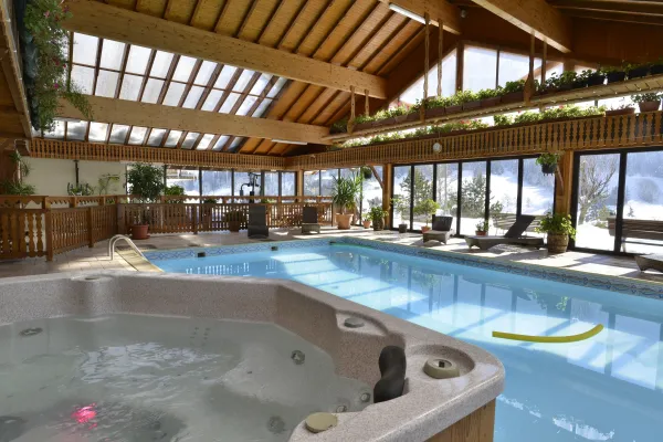 spa jacuzzi piscine hotel le ferraillon