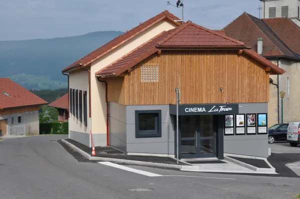accès PMR-entrée-bâtiment