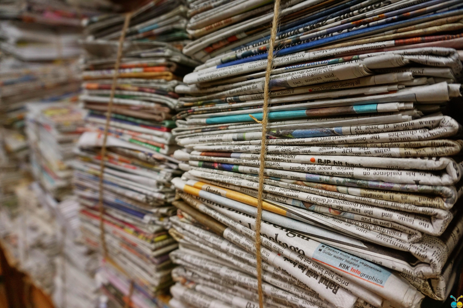 Une pile de journaux