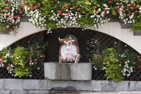 Art vache : sculpture "La Vache fontaine"