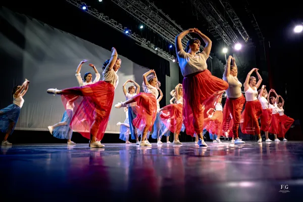 Spectacle de danse à Sallanches, salle Léon Curral, édition 2024 sur le thème "Une journée à Paris"