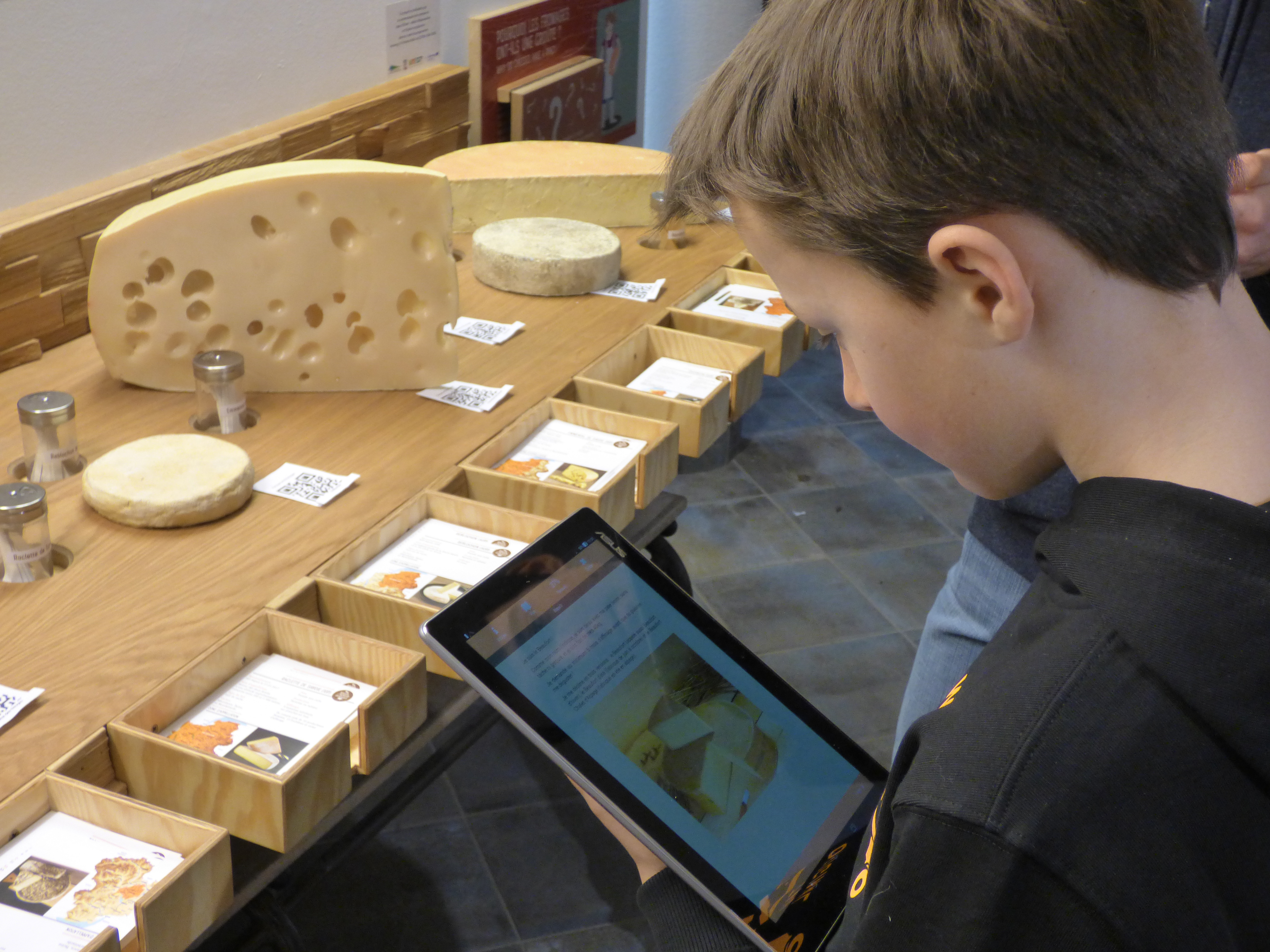Munis de votre tablette, partez à la recherche des fromages de Savoie AOP et IGP