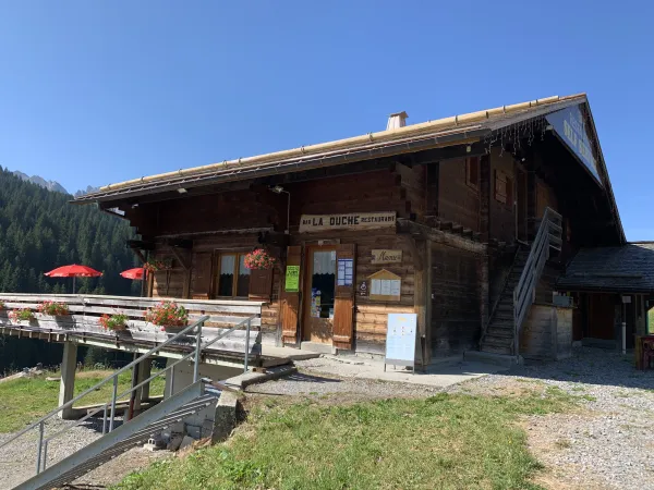 Restaurant d'altitude d'été La Duche sur la route du Col des Annes