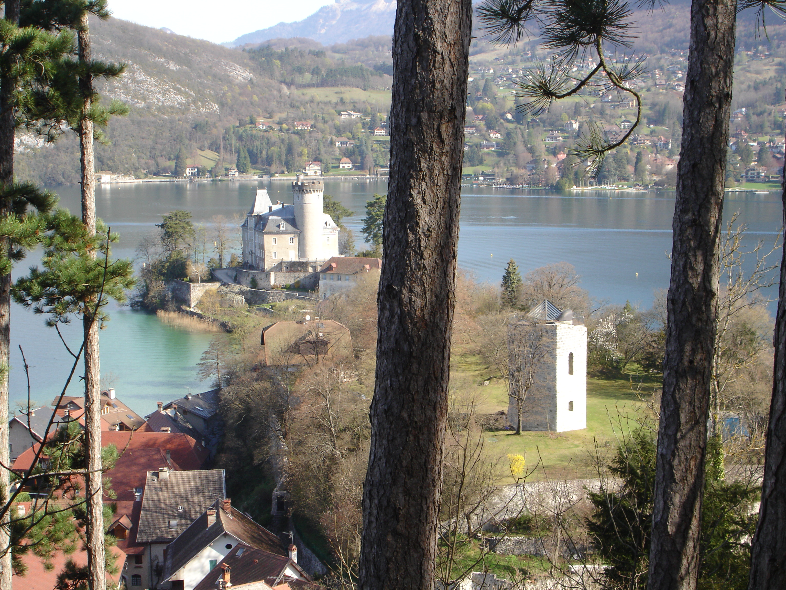 Duingt et ses trois Châteaux à Duingt
