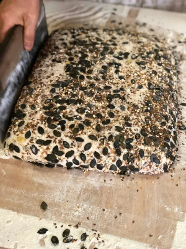 pâte multi graines en masse avant découpe et enfournement