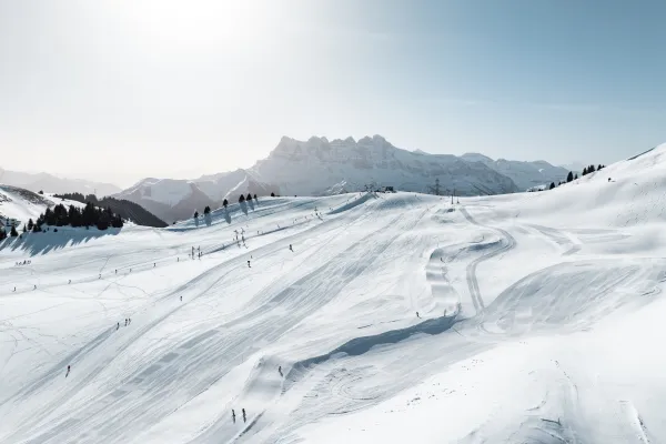 Vue d'ensemble sur le boarder ludique de Chalet Neuf à Châtel à proximité du téleski Chalet Neuf et de la piste de vitesse