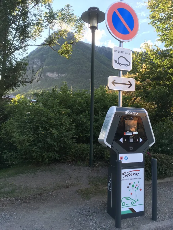 Borne de recharge pour voitures électriques - Taninges