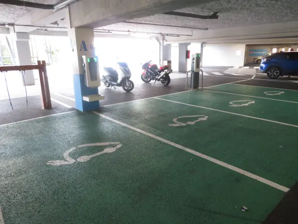 Borne de recharge véhicules électriques : Parking souterrain Decathlon