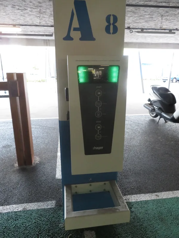 Borne de recharge véhicules électriques : Parking souterrain Decathlon