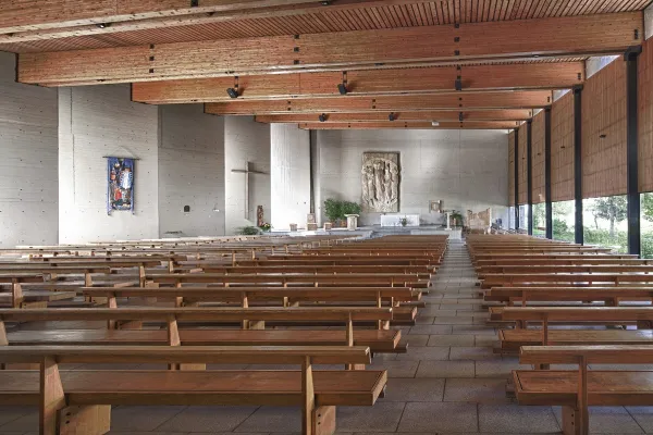 Vue intérieure de l'église Sainte-Bernadette d'Annecy