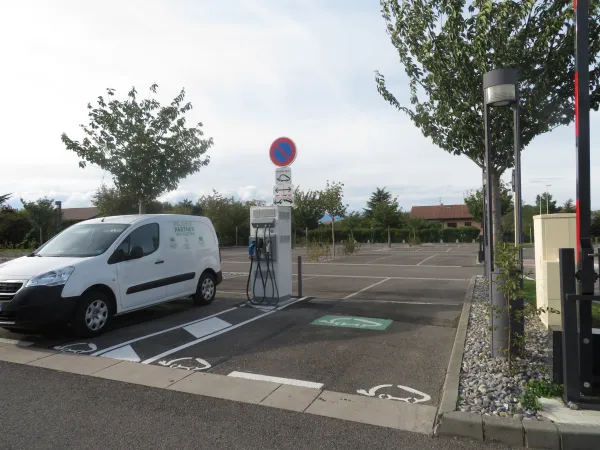 Borne de recharge véhicules électriques Publier parking salle Olympe