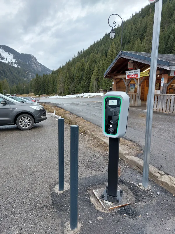 Borne de rechargement pour véhicules électriques Pré-la-Joux