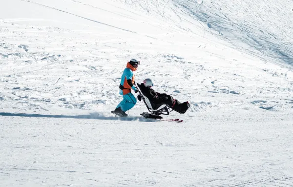 Des moniteurs patients et qualifiés qui vous conduiront progressivement vers l’autonomie à ski.