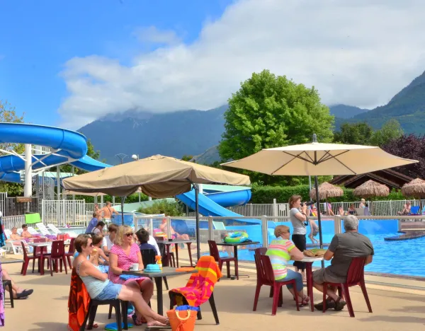 Terrasse au bord de la piscine