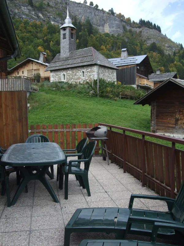 Terrasse avec salon de jardin/Patio with garden furniture-Fontaine-Le Grand-Bornand