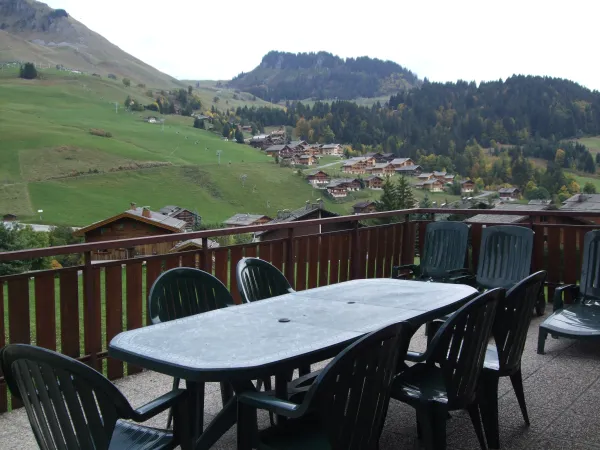 Terrasse avec salon de jardin/Patio with garden furniture-Fontaine-Le Grand-Bornand