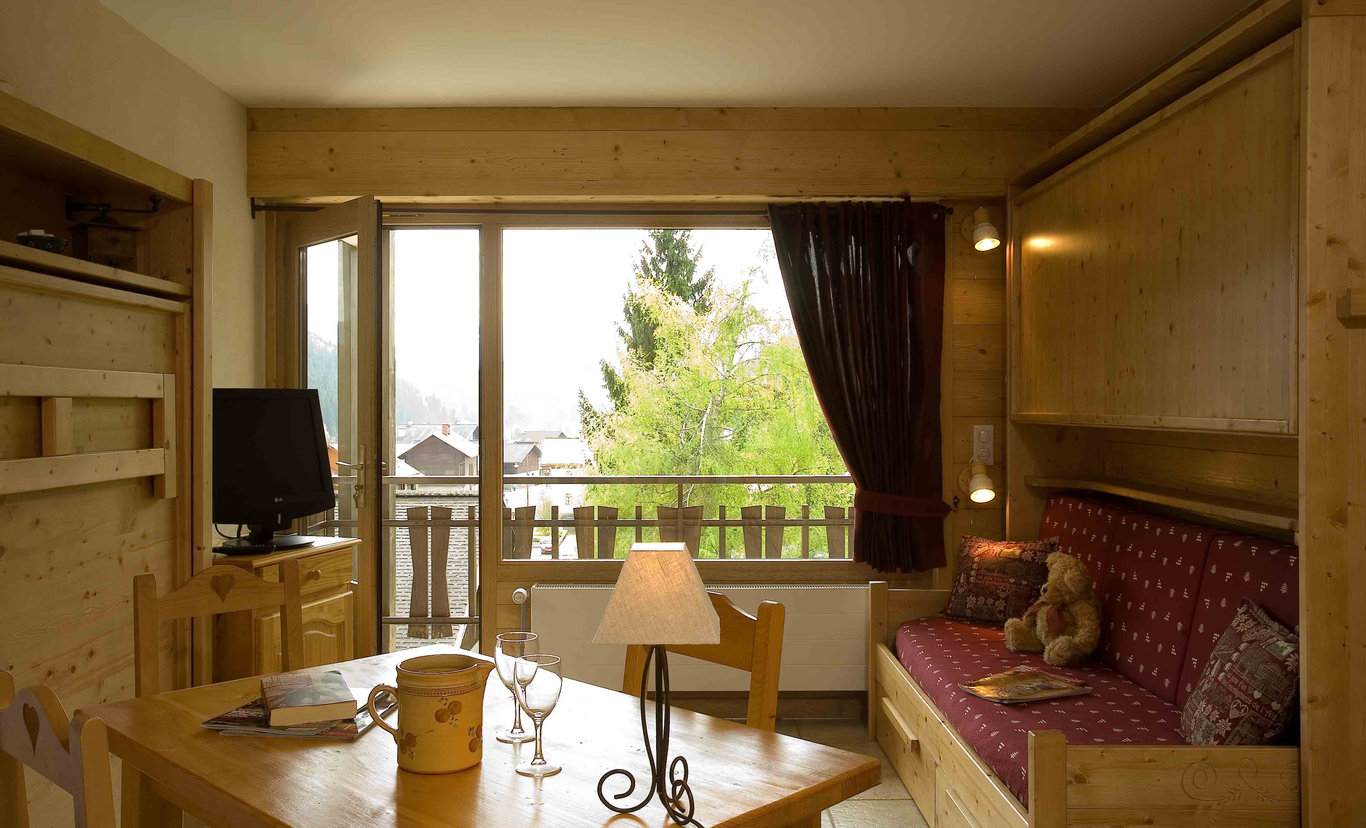 Séjour avec canapé et télévision, salle à manger/Living room with a sofa and a television, dining room-Forclaz A n°b1-Le Grand-Bornand