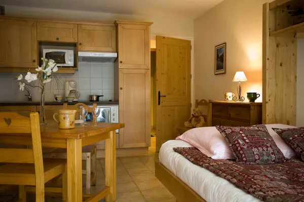 Séjour avec lit double, salle à manger et cuisine/Living room with a double bed, dining room and kitchen-Forclaz A n°b1-Le Grand-Bornand