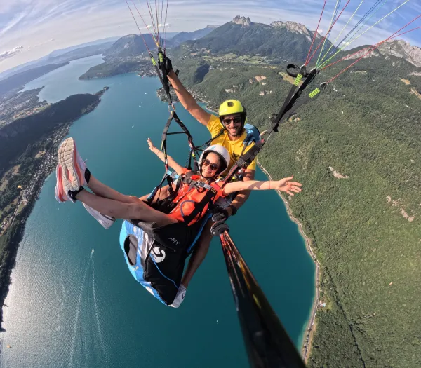 biplace parapente au dessus du lac d'annecy