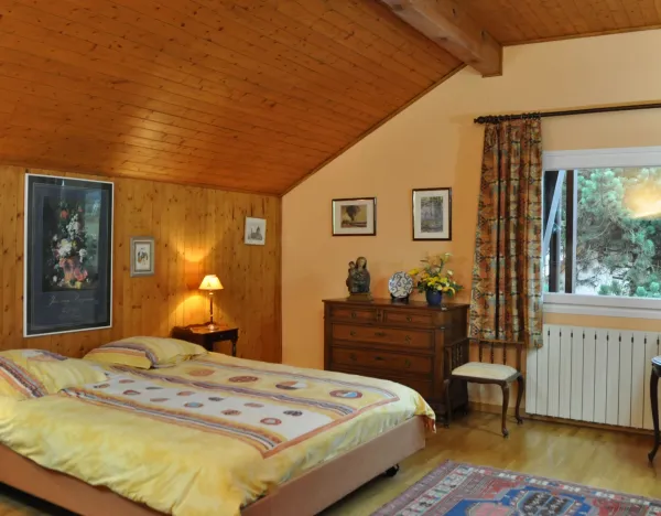 chambre lit double fenêtre