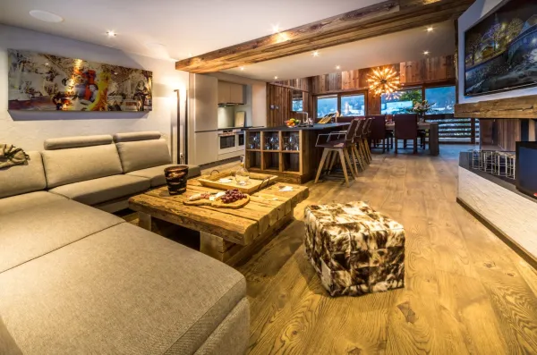 Salon donnant sur le séjour avec cheminée au coeur, esprit chalet chic et cosy