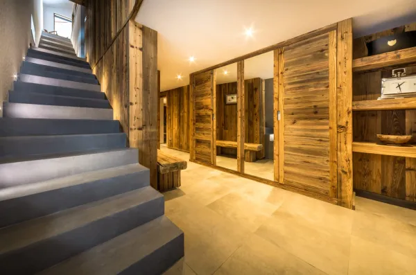 espace agencé dans une ambiance chalet rustique avec son bois effet vieilli, grand dressing pour ranger ses équipements