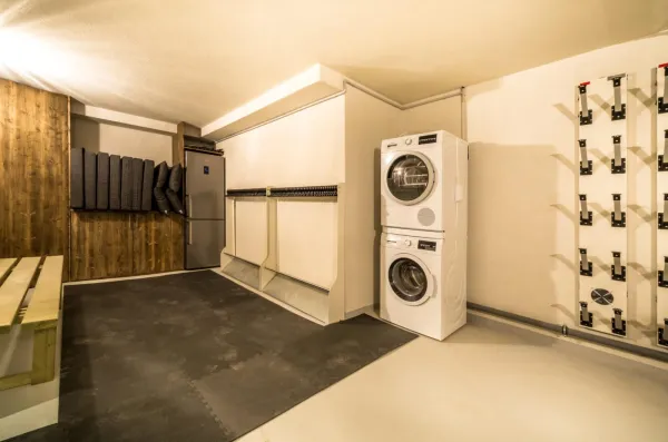 Buanderie toute équipée, lieu ou s'équiper et mettre ses chaussures de skis sur l'armoire chauffante