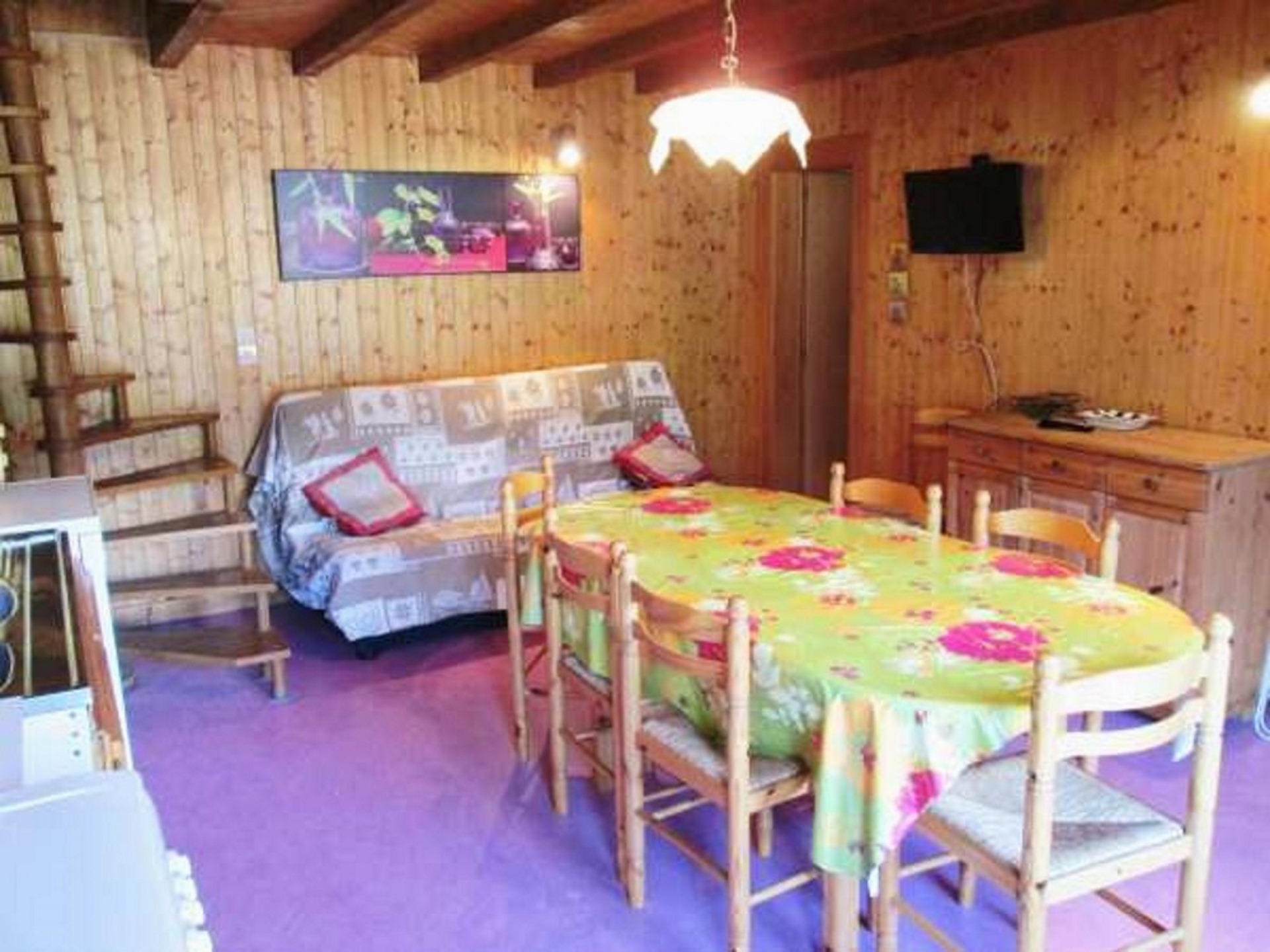 Séjour avec canapé et télévision, salle à manger/Living room with a sofa and a television, dining room-Chalet Pollet-Le Grand-Bornand