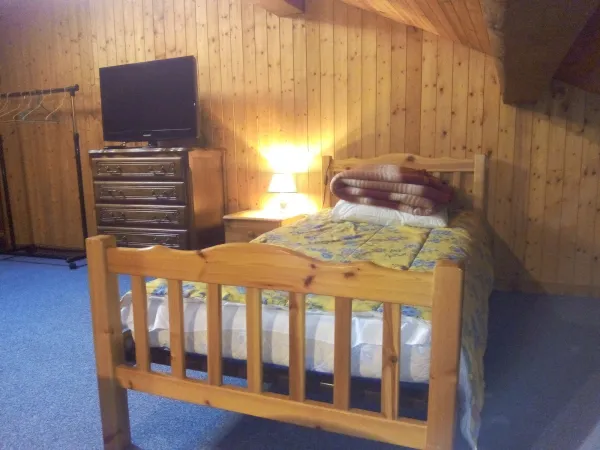 Mezzanine avec lit simple et télévision/Mezzanine with a single bed and a television-Chalet Pollet-Le Grand-Bornand