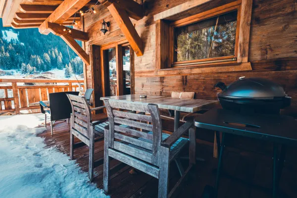 Terrasse avec mobilier et barbecure