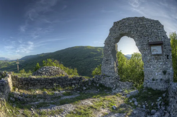 Ruines de la chapelle de Chavanne à Val-de-Fier