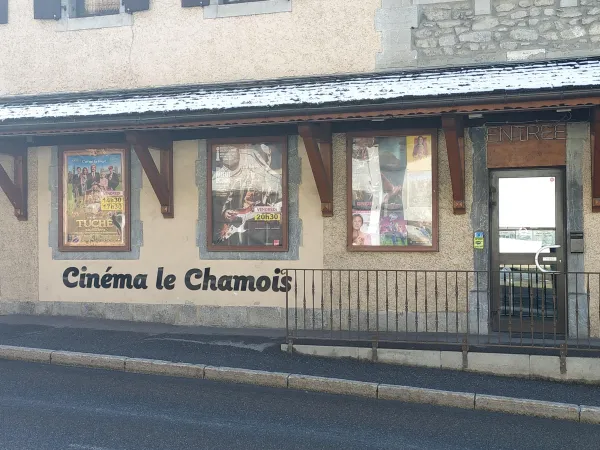 Bâtiment du cinéma le Chamois à Châtel