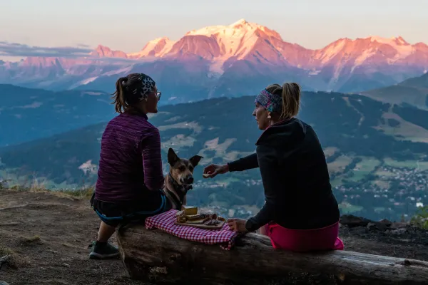 Randonneuses et apéritif face au Mont-Blanc au coucher de soleil