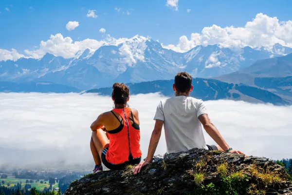 Couple face au Mont-Blanc mer de nuages